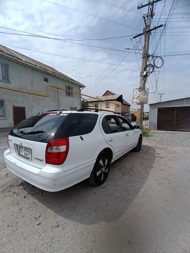 пассат в5 универсал: Белый универсал Nissan Cefiro с багажником на крыше. Автомобиль имеет