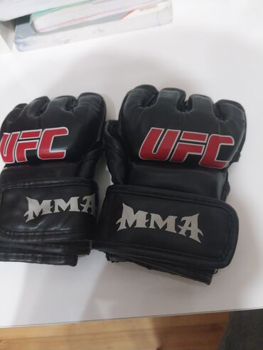 Stəkanlar: Məhsul: UFC loqolu MMA döyüş əlcəkləri - Rəng: qara, ön hissədə