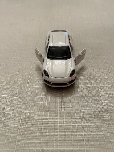 Avtomobil modelləri: Ağ rəngli kiçik ölçülü oyuncaq avtomobil modeli - Realistik hetçbek — 5