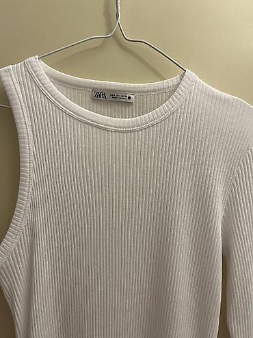 Искусственные цветы: Zara asimetrik kollu tişört 
Az geyilib


#zara — 10