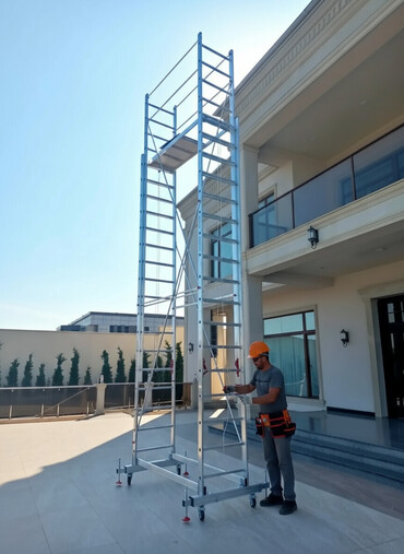ucuz qaplar: Təkərlər üzərində hərəkət edən alüminiumdan hazırlanmış bu səyyar