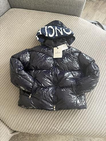 синяя рубашка: Пуховик Moncler, женский - Модель: короткий пуховик с глянцевым — 1