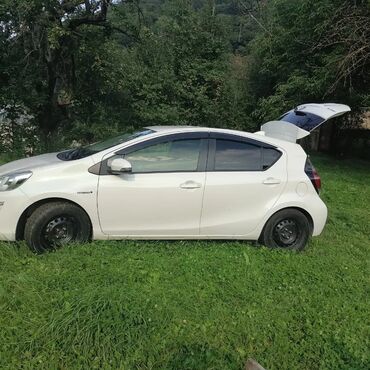 Toyota: Toyota Prius: 1.5 л | 2015 г. Хэтчбэк