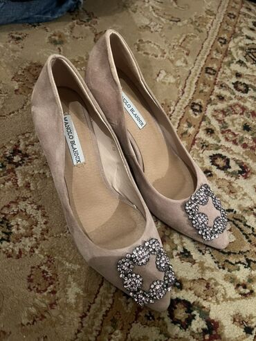 калпак баш кийим: Туфли-лодочки Manolo Blahnik с декором из кристаллов - Модель