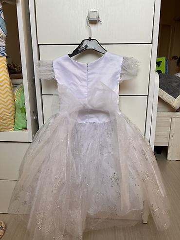 Нарядное детское платье в светлом оттенке с пышной юбкой и блестящим