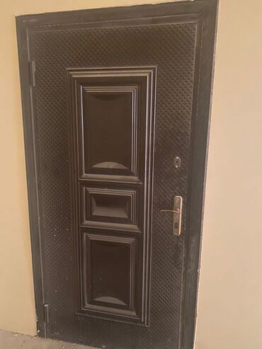 qapi icliyi: Для квартиры Б/у Входная дверь С глазком, Без гарантии, Самовывоз at lalafo.az qapi icliyi: Для квартиры Б/у Входная дверь С глазком, Без гарантии, Самовывоз