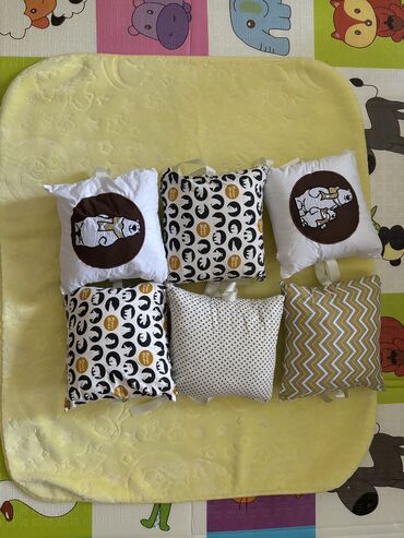 постельное бельё бу: Продаю подушки (бортики) в детскую кроватку с пледом
