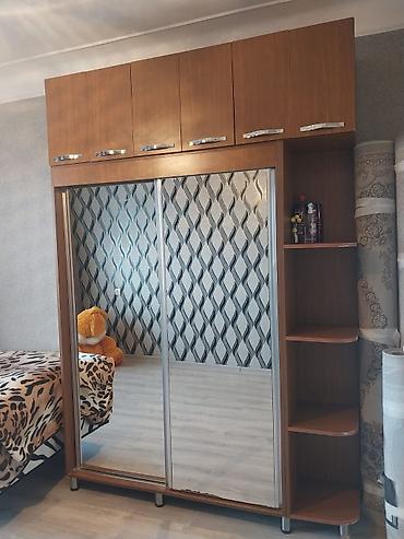 qedimi esyalar: Güzgülü sürgülü qapılı paltar şkafı - Material: taxta rəngli laminat — 2