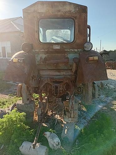 te 150 traktor: Bu, əsasən metal çərçivəsi və kabin hissəsi qalan köhnə traktor — 1