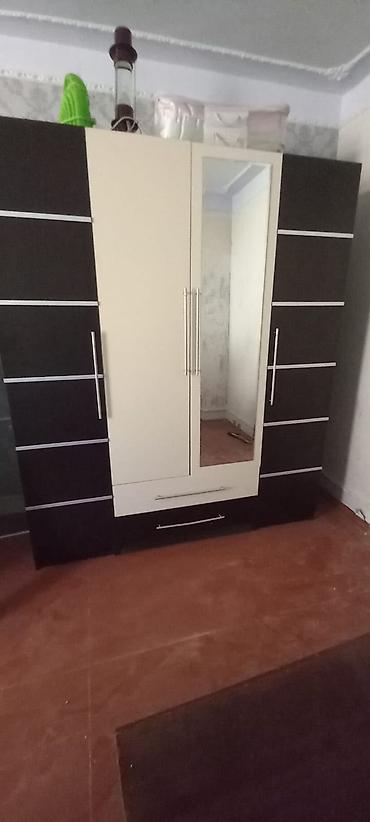 Paltar dolabları, qarderoblar: Üç qapılı geyim dolabı - Rəng: qara-krem kombinasiyası - Ön hissə — 1