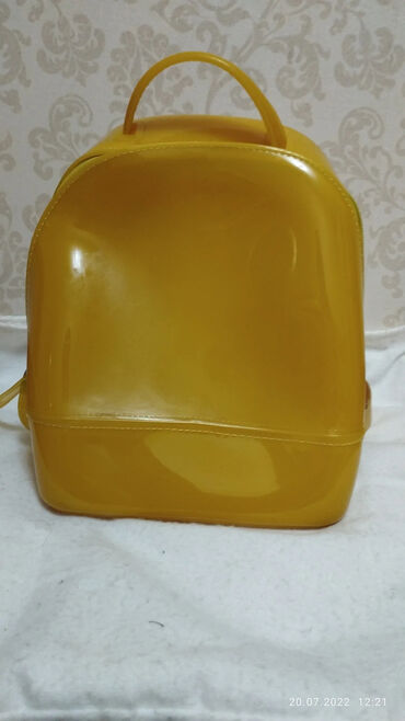 банан сумка: Продаю рюкзаки, в хорошем состоянии. цена жёлтого, силиконового 700