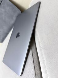 Apple MacBook: İdeal vəzziyət. Az işlənib. Russiyadan 60.000 Rubla alınıb. Üstündə — 8