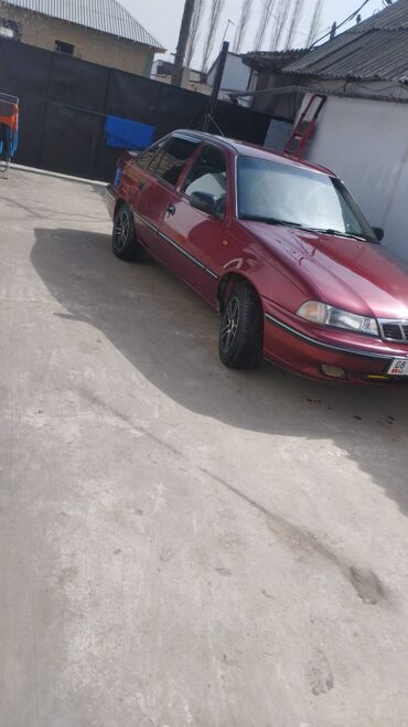 дэу принц: Автомобиль Daewoo Nexia в бордовом цвете, представленный в кузове