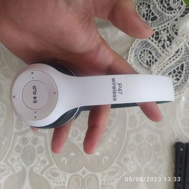 Наушники: Wireless qulaqciq bulutuz qosulur ve daxiline mikro kard yerlesdirib