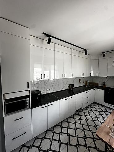 silver kitchen: Кухонный гарнитур в современном стиле - Планировка: длинная линейная — 1
