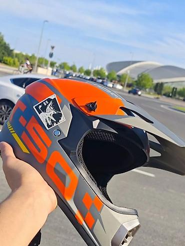 velo kaska: Motokros/tur enduro tipli tam üzlü kaska - Rəng və dizayn: boz-qara — 1