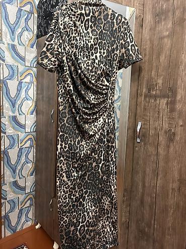 charles keith canta: Leopard naxışlı qadın donu - Dizayn: Qısa qollu, asimmetrik yığmalı — 1