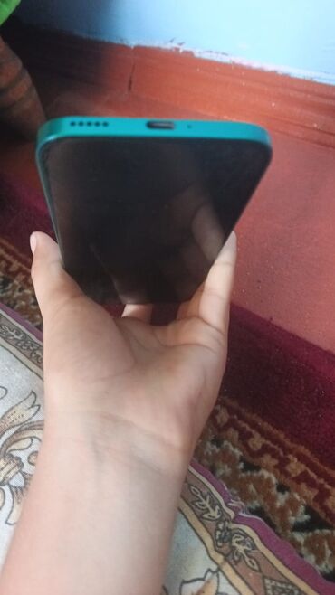 en ucuz laptop kampanyaları: Yaşıl rəngli smartfon, tək əldə rahat istifadə üçün nəzərdə tutulmuş