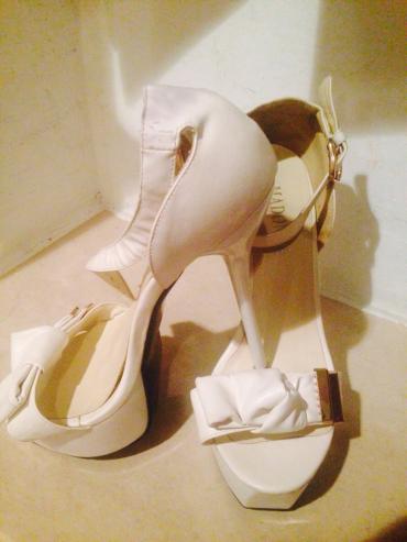 женские белые беговые кроссовки reebok: Белые, размер 38