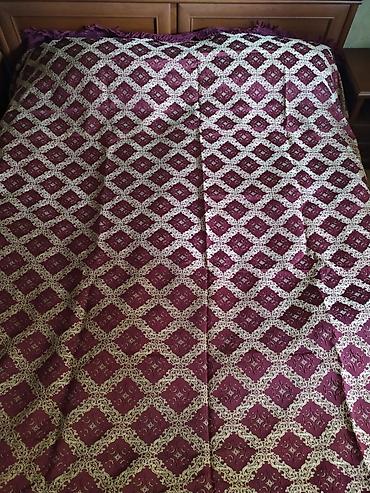 Örtüklər: Bordo rəngli Xara yataq örtüyü. Uzunluğu: 268 Eni: 232 - Material — 5