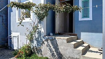 Günlük kirayə evlər: 2 otaqlı həyət evi - Plan: giriş pilləkənli eyvan, 2 ayrı otaq (yataq — 1