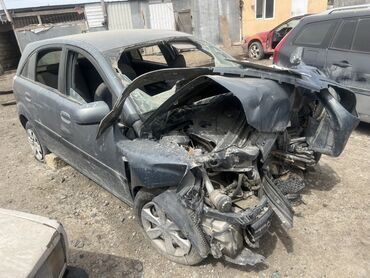 авто с последующим выкупом бишкек: Ön hissəsindən zədələnmiş, tünd rəngli avtomobil. Avtomobilin ön