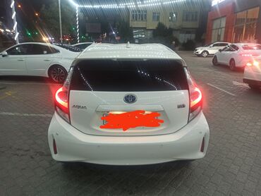 Toyota: Toyota Aqua Hybrid – ağ rəngli, 5 qapılı şəhər hetçbeki — 2