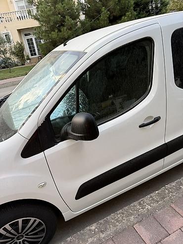 LDV: Ağ rəngli şəhər furgonu – yanları qoruyucu qara moldinqlə, qarışıq — 2