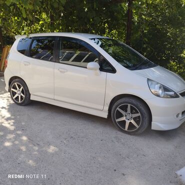 бокс на крышу авто купить в бишкеке: Белый хэтчбек Honda Fit с компактным дизайном, четырьмя дверями и