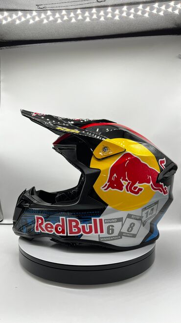 шлем для скейта: Кроссовый Мотошлем RedBull
Цвет синий-черный 
шлем