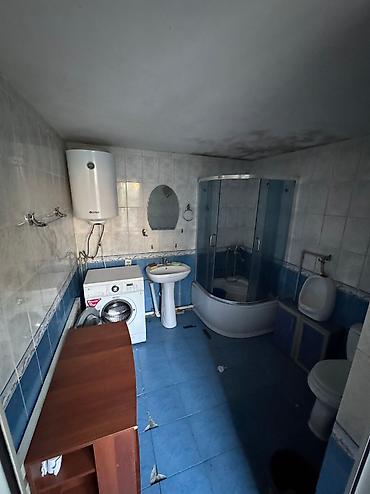 Продажа коттеджей и домов: Г.Ош продается дом, два этажа, 6 комнат, кухня. Во дворе имеется — 9