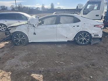 Автозапчасти: Toyota Camry SE (XV70), белый седан, на разбор по запчастям. Что — 4