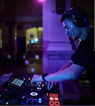 xalça yuma 1 azn: DJ xidməti – peşəkar səhnə performansı və yüksək keyfiyyətli səs — 1