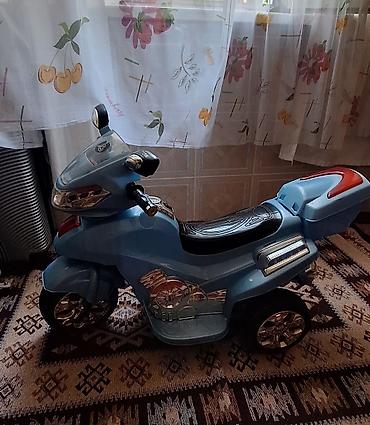 10 yaş için motorlar: Uşaq üçün elektrikli skuter (3 təkərli) - Rəng: açıq mavi, qırmızı — 1