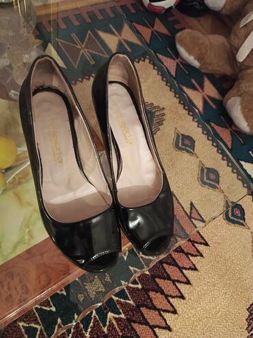 женские классические туфли на танкетке: Туфли, Размер: 37, цвет - Черный, Б/у