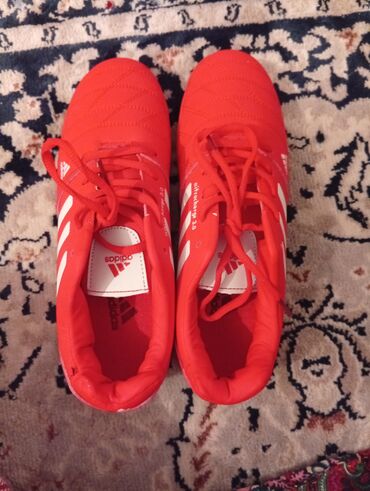 купить спортивную резину для тренировок: Красные футбольные бутсы Adidas Nitrocharge 3.0 с белыми полосками