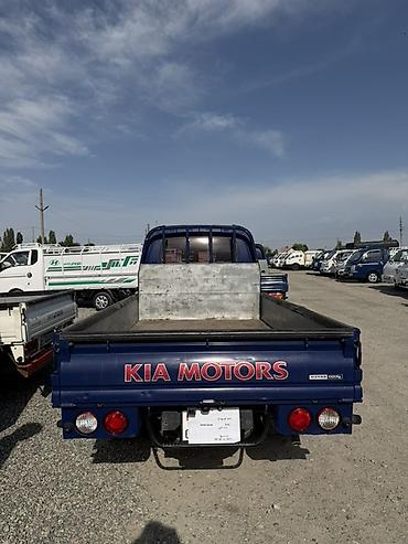 буксир: Kia Bongo III (K-Series) — компактный бортовой грузовик синего цвета — 4