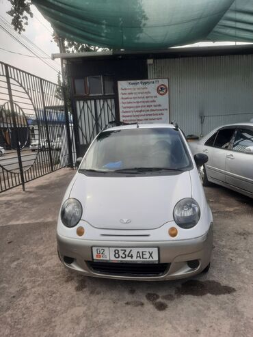 куплю авто с последующим выкупом: Белый хэтчбек Daewoo Matiz с компактным кузовом, идеально подходящий