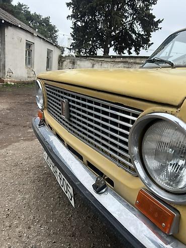 VAZ (LADA): Model: VAZ 2101 “Jiquli” Kuzov: sedan, 4 qapı Rəng: sarı Ön-arkalı — 4