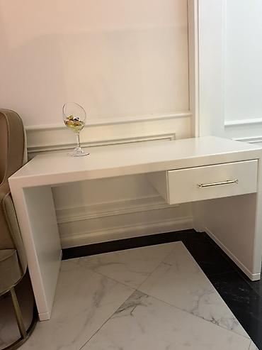 komputer setup: Ağ rəngli minimalistik iş/maqaj stolu - Dizayn: Təmiz xətlərə malik — 2