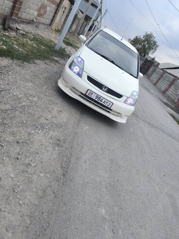продаю авто мерс: Белый минивэн Honda Stream с обвесом. Автомобиль оснащен тонированными