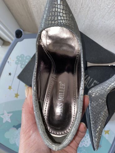 Tuflilər: Tuflilər, Ölçü: 37, rəng - Gümüşü, Yeni — 19