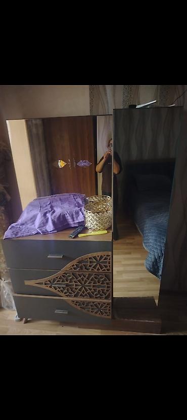 камот: Şkaf-komod dəsti - Dizayn: Tünd rəngli gövdə, ön panellərdə ağac — 1