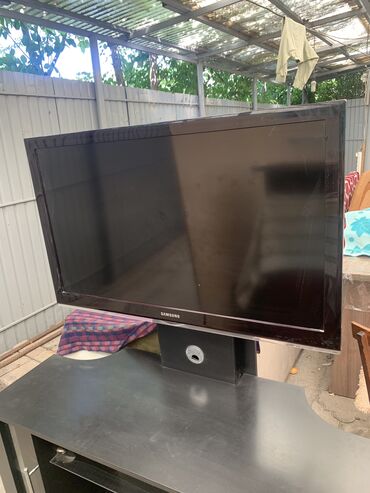 samsung s20 fe: Срочно !!! Продаю телевизор Самсунг и полку в отличном состоянии!