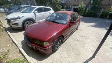 мерседес бенс а: Седан BMW 3 серии (E36) в вишневом цвете с четырехдверным кузовом. В
