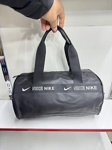 Спортивная сумка-баул Nike, цилиндрической формы. Характеристики: -