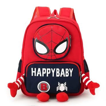 məktəbli köynəyi: Bu, “HAPPBYBABY” yazısı və Hörümçək Adam (Spiderman) maskası təsviri