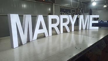 подсветка для ног: Световые объемные буквы «MARRY ME» - Комплект из отдельных напольных — 5