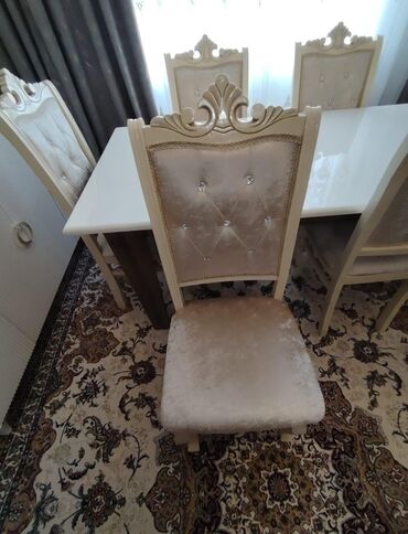 Masa və oturacaq dəstləri: Qonaq masası, İşlənmiş