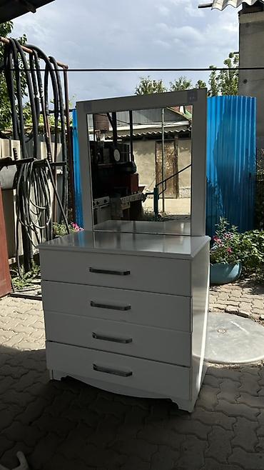 standing mirror: Туалетный столик, Б/у, С зеркалом, цвет - Белый, ЛДСП — 1